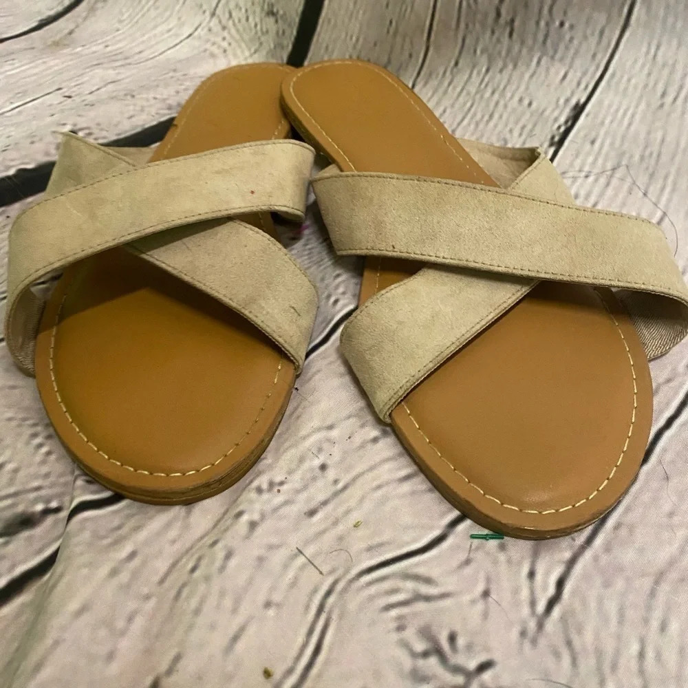 5/$20 Women’s Old Navy Criss Cross Suede Slip On Sandals Beige Size‎ 9